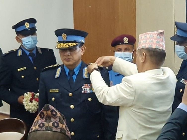 नेपाल प्रहरी र सशस्त्रका आईजीपीले लगाए दर्ज्यानी चिह्न
